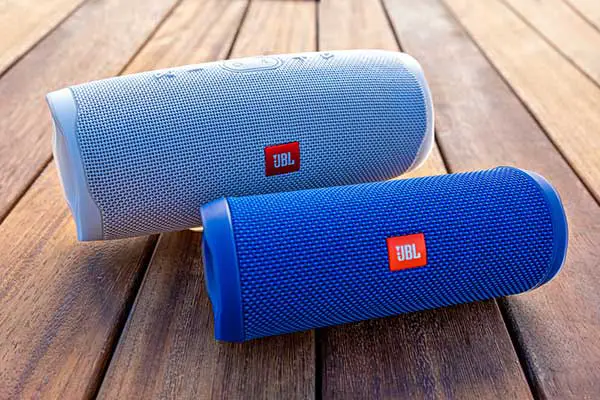 how to connect two jbl speakers together